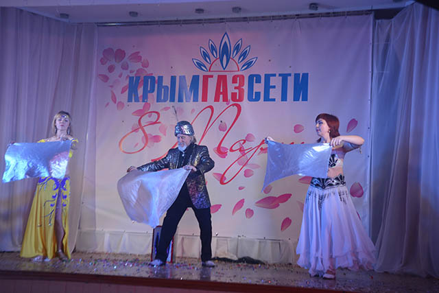 Пулемет, танцы по-американски и казаки: в Крыму прошел странный конкурс красоты (фото)