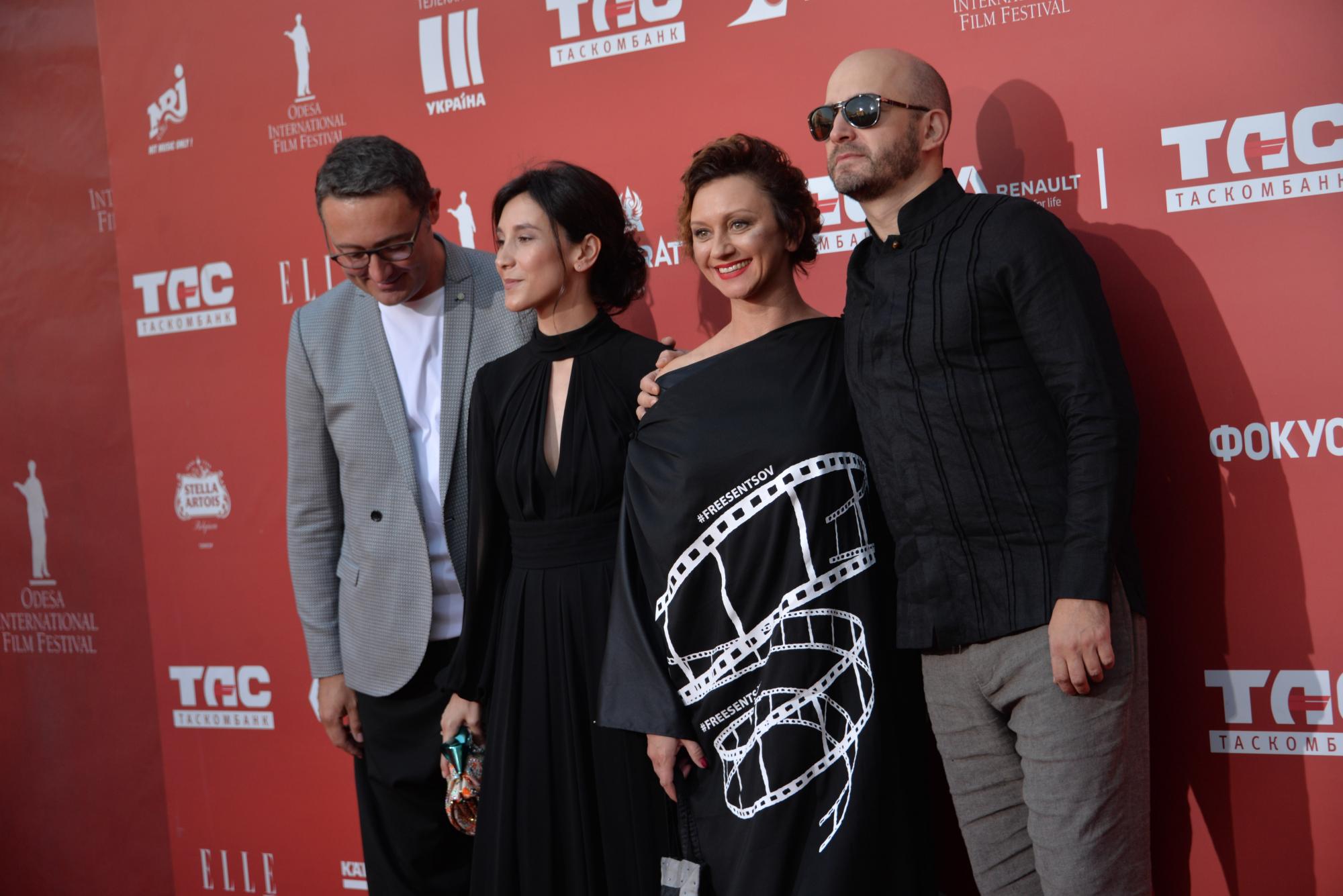 Красная дорожка ОМКФ: Самые яркие наряды (фоторепортаж)