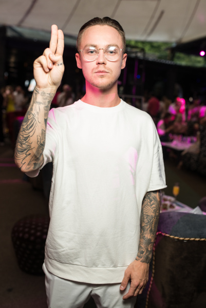 Настя Каменських в привабливому рожевому комбінезоні запалила на вечірці журналу Pink (фото)