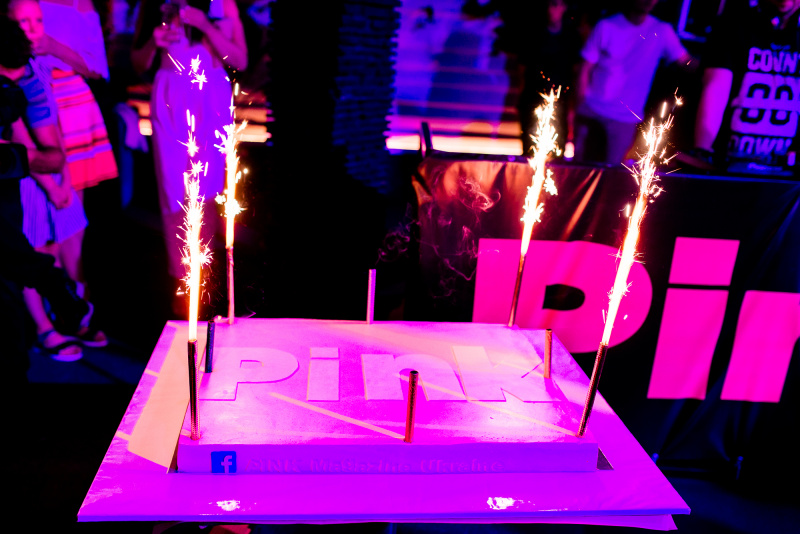 Настя Каменських в привабливому рожевому комбінезоні запалила на вечірці журналу Pink (фото)