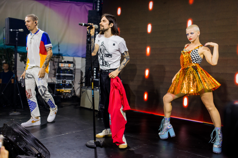 Настя Каменських в привабливому рожевому комбінезоні запалила на вечірці журналу Pink (фото)