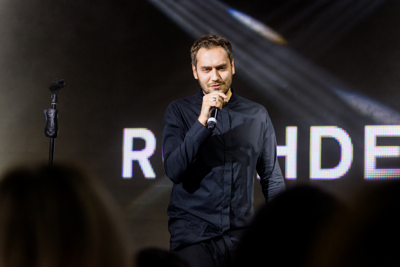 Настя Каменських в привабливому рожевому комбінезоні запалила на вечірці журналу Pink (фото)