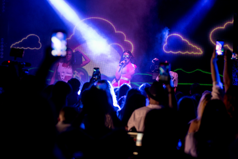 Настя Каменських в привабливому рожевому комбінезоні запалила на вечірці журналу Pink (фото)