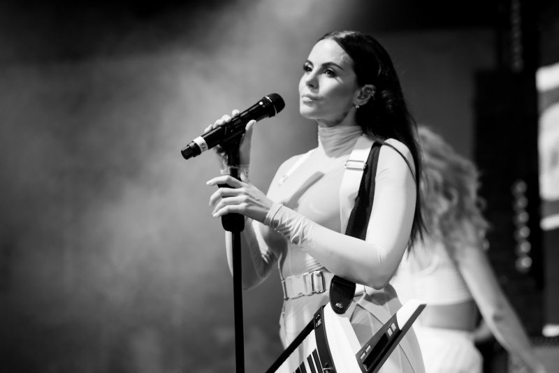 Настя Каменських в привабливому рожевому комбінезоні запалила на вечірці журналу Pink (фото)