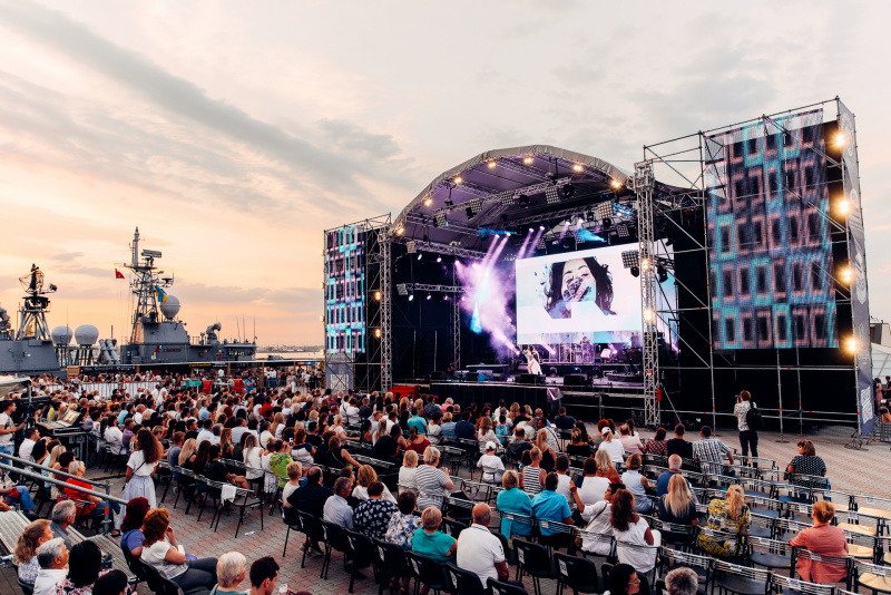 Верка Сердючка в Одессе заставила танцевать участника Евровидения (фото)