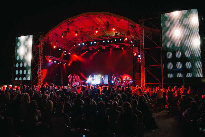 Верка Сердючка в Одессе заставила танцевать участника Евровидения (фото)