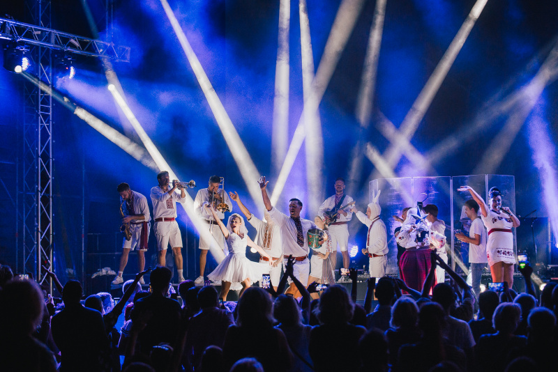 Верка Сердючка в Одессе заставила танцевать участника Евровидения (фото)