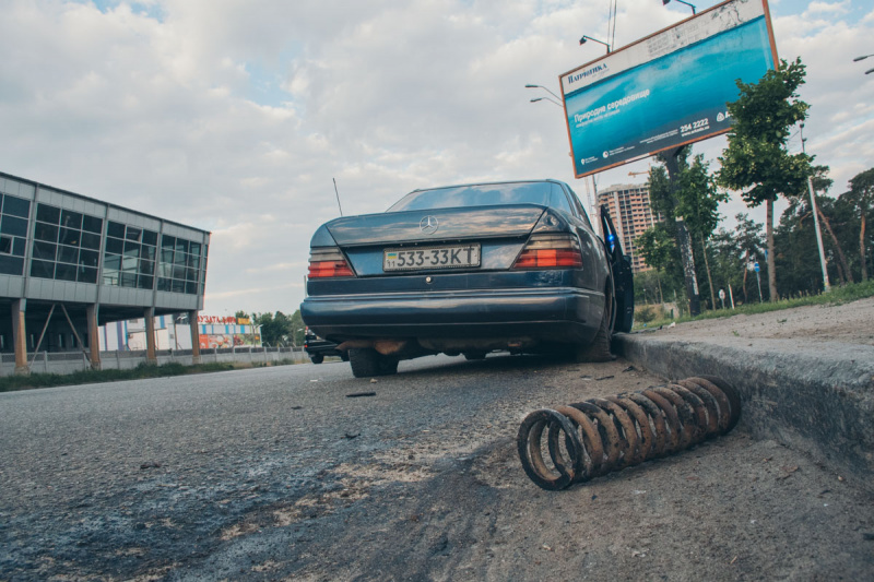 В Киеве Mercedes снес дорожный знак и стелу MсDonalds (фото, видео)