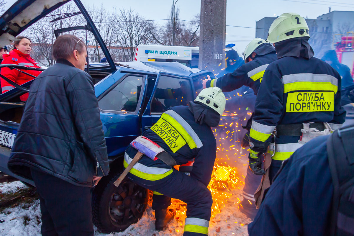 У Дніпрі ВАЗ влетів у стовп - є постраждалі