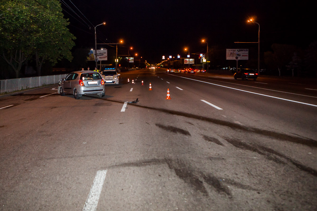 У Дніпрі ревнива дружина спеціально врізалася в авто чоловіка, щоб помститися за зраду (фото)