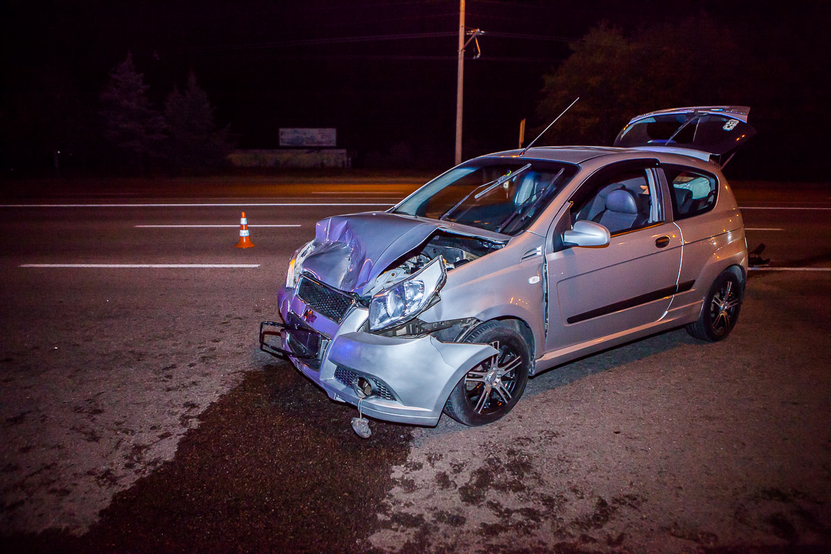 У Дніпрі ревнива дружина спеціально врізалася в авто чоловіка, щоб помститися за зраду (фото)