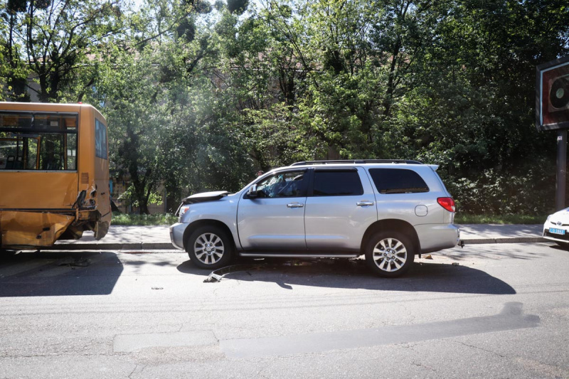 У Києві позашляховик протаранив маршрутку з пасажирами (фото)