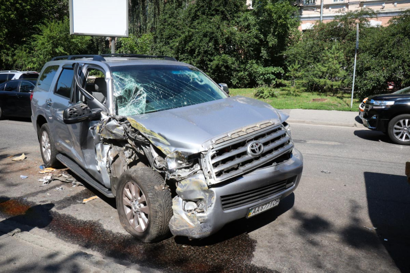 У Києві позашляховик протаранив маршрутку з пасажирами (фото)