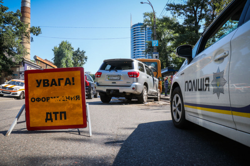 У Києві позашляховик протаранив маршрутку з пасажирами (фото)