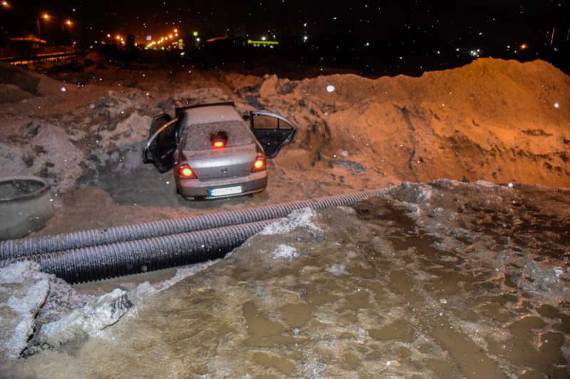 В Киеве два автомобиля упали в строительный котлован: пострадали четыре человека (видео)