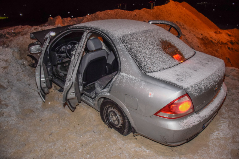 В Киеве два автомобиля упали в строительный котлован: пострадали четыре человека (видео)