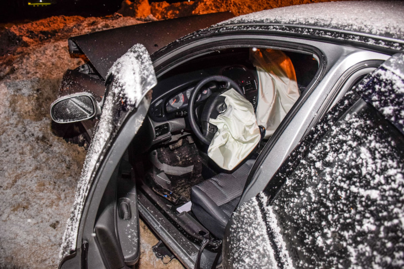 В Киеве два автомобиля упали в строительный котлован: пострадали четыре человека (видео)