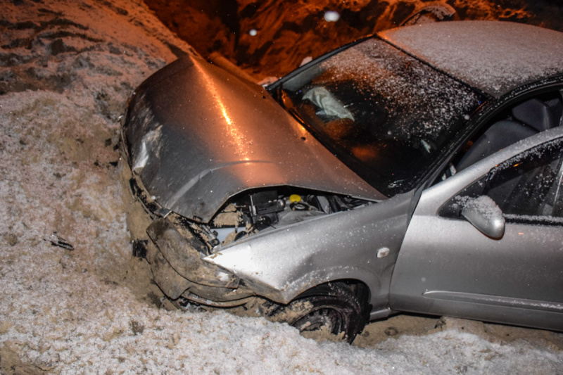 В Киеве два автомобиля упали в строительный котлован: пострадали четыре человека (видео)