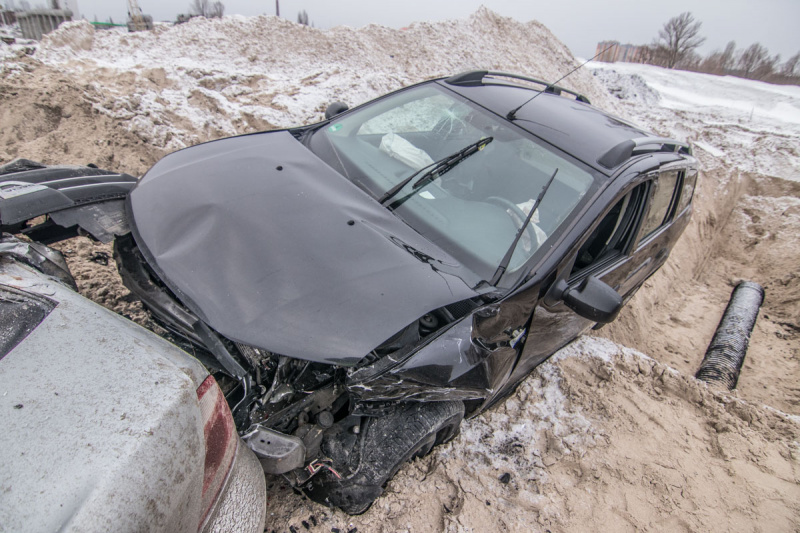 В Киеве два автомобиля упали в строительный котлован: пострадали четыре человека (видео)