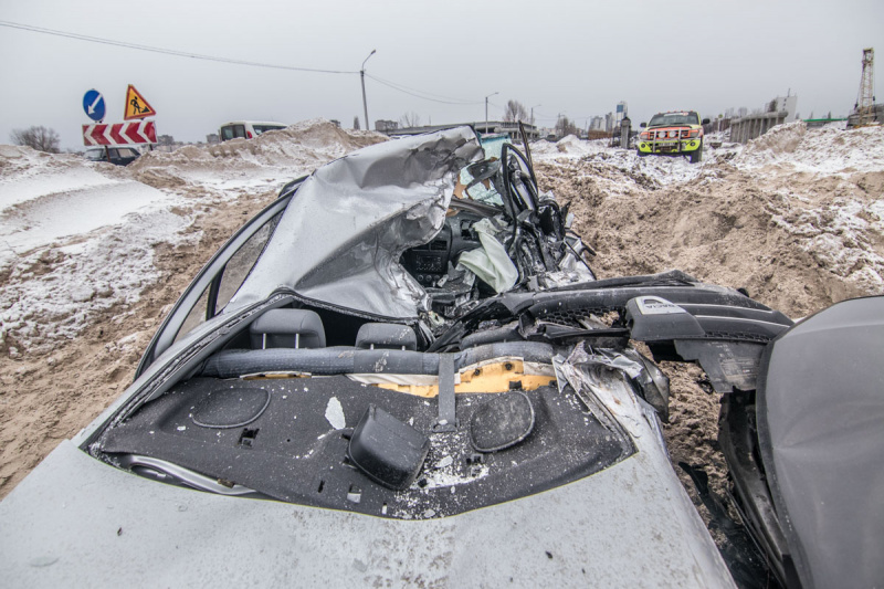 В Киеве два автомобиля упали в строительный котлован: пострадали четыре человека (видео)