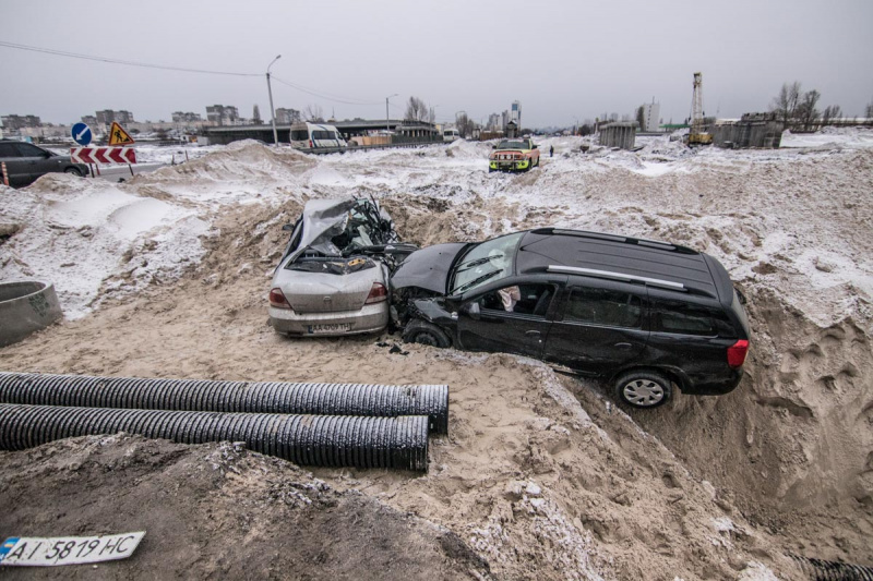 В Киеве два автомобиля упали в строительный котлован: пострадали четыре человека (видео)