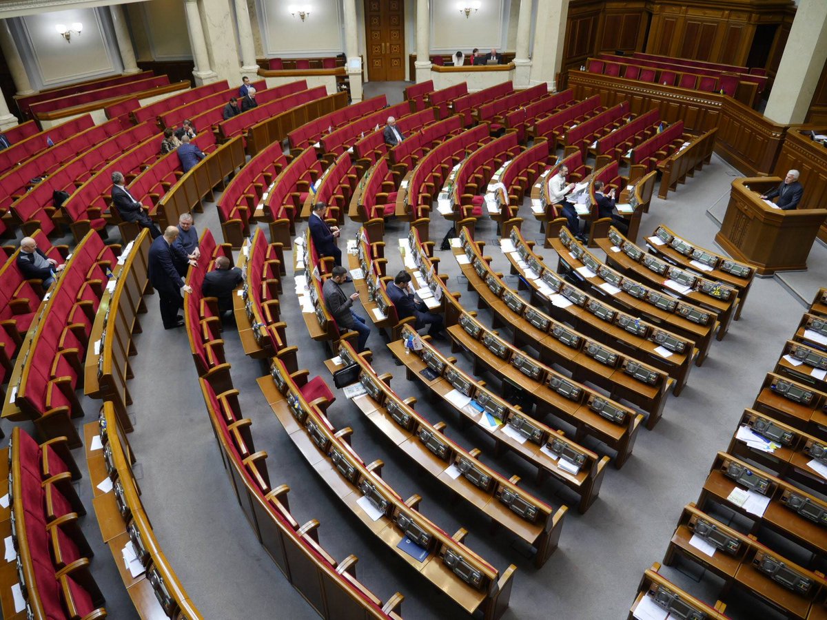 &quot;Может, это их Надя напугала?&quot;: в сети показали как нардепы работают в пятницу (фото)