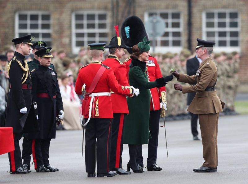 Беременная Кейт Миддлтон снова вышла в свет (фото)