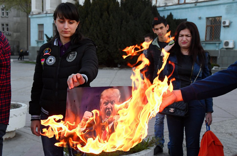 У Криму окупанти зігнали молодь для спалювання портретів Трампа, Макрона і Мей (відео)