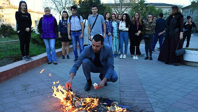 У Криму окупанти зігнали молодь для спалювання портретів Трампа, Макрона і Мей (відео)