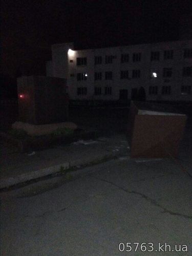 Под Харьковом &quot;тракторист&quot; разрушил постамент с флагом Украины (фото)