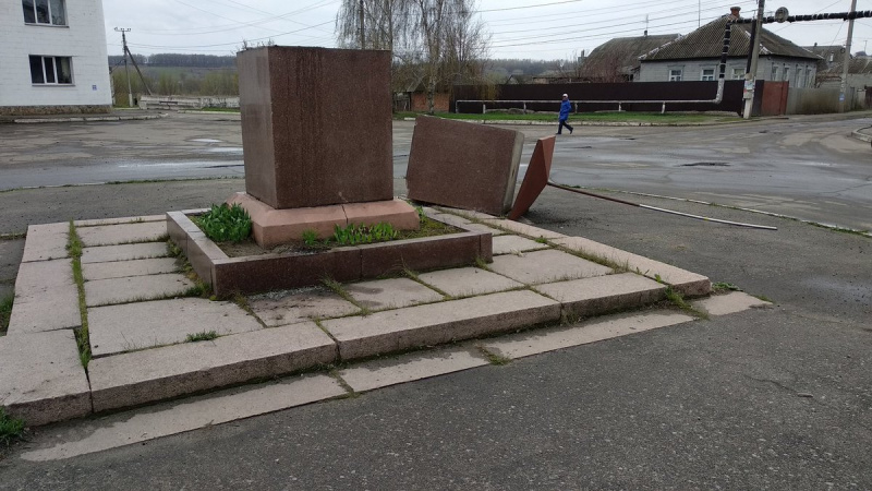 Под Харьковом "тракторист" разрушил постамент с флагом Украины (фото)