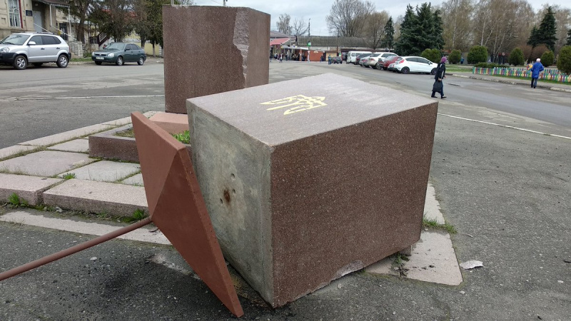 Под Харьковом &quot;тракторист&quot; разрушил постамент с флагом Украины (фото)