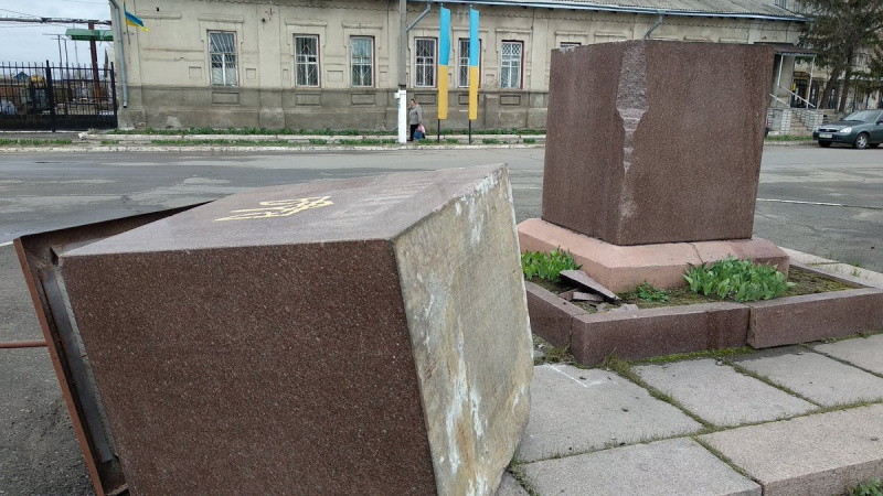 Под Харьковом "тракторист" разрушил постамент с флагом Украины (фото)