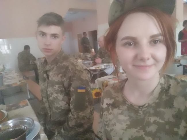 "Чоловіку 21 рік, а дружині - 20": фото юних захисників України зворушило мережу