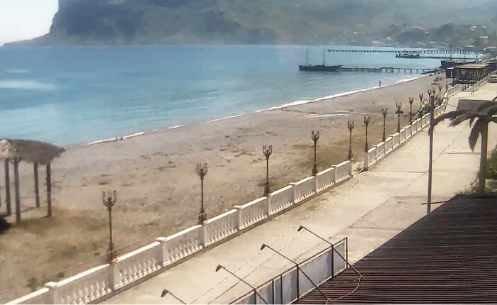 "Перманентный "еще не сезон": в сети сравнили пляжи в Крыму и Одессе (фото)