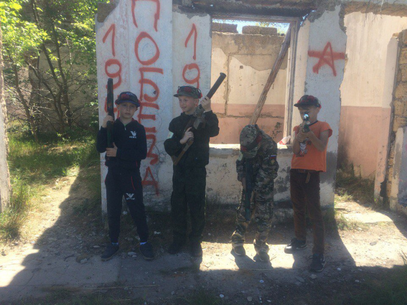 "Чем бы пролетариат не тешился": в оккупированном Крыму устроили детям взятие Рейхстага (фото)