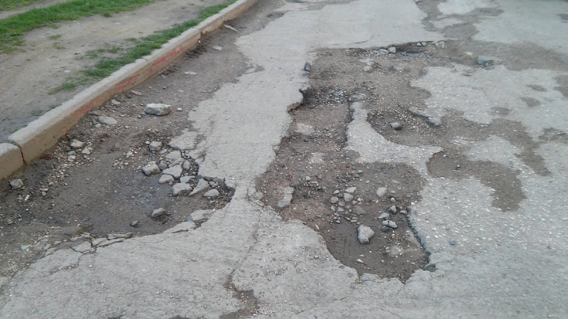 В сети показали разрушенные дороги в оккупированном Крыму (фото)