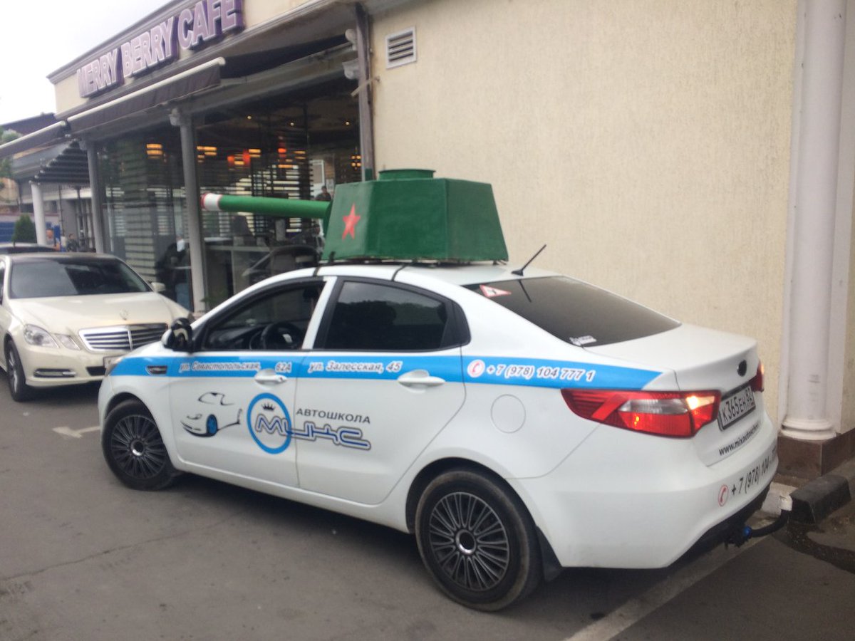 "Хоть не заглохнет": в сети показали, как в оккупированном Крыму готовят "авто-дедов" (фото)