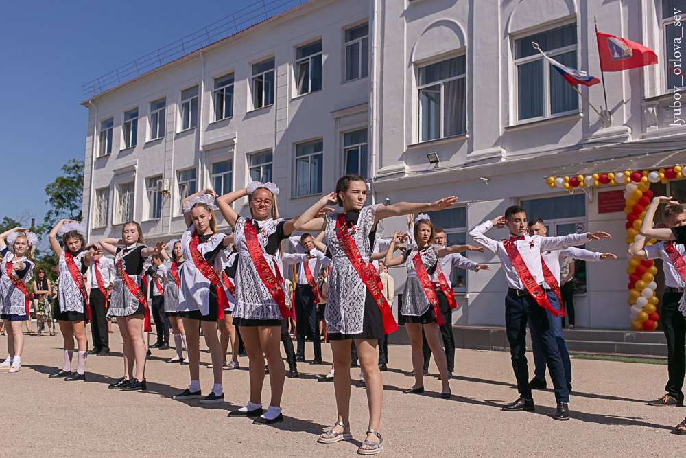 "Это марш в прошлое": в сети показали снимки грустного выпускного в Крыму (фото)