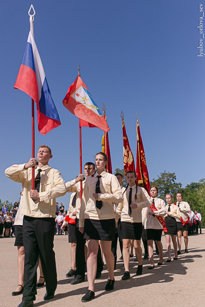 "Это марш в прошлое": в сети показали снимки грустного выпускного в Крыму (фото)