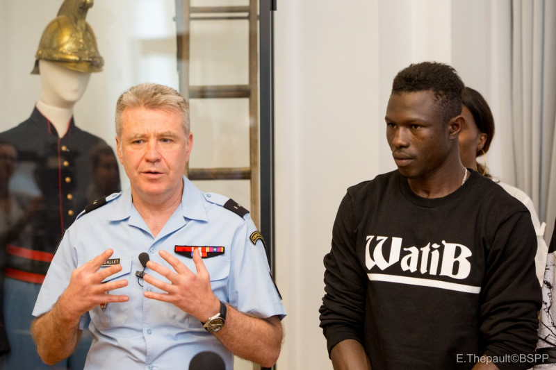 "Людина-павук" з Парижа отримав нагороду за порятунок дитини