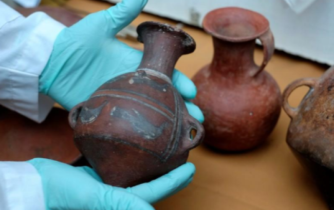 Археологи обнаружили 500-летние гробницы с артефактами