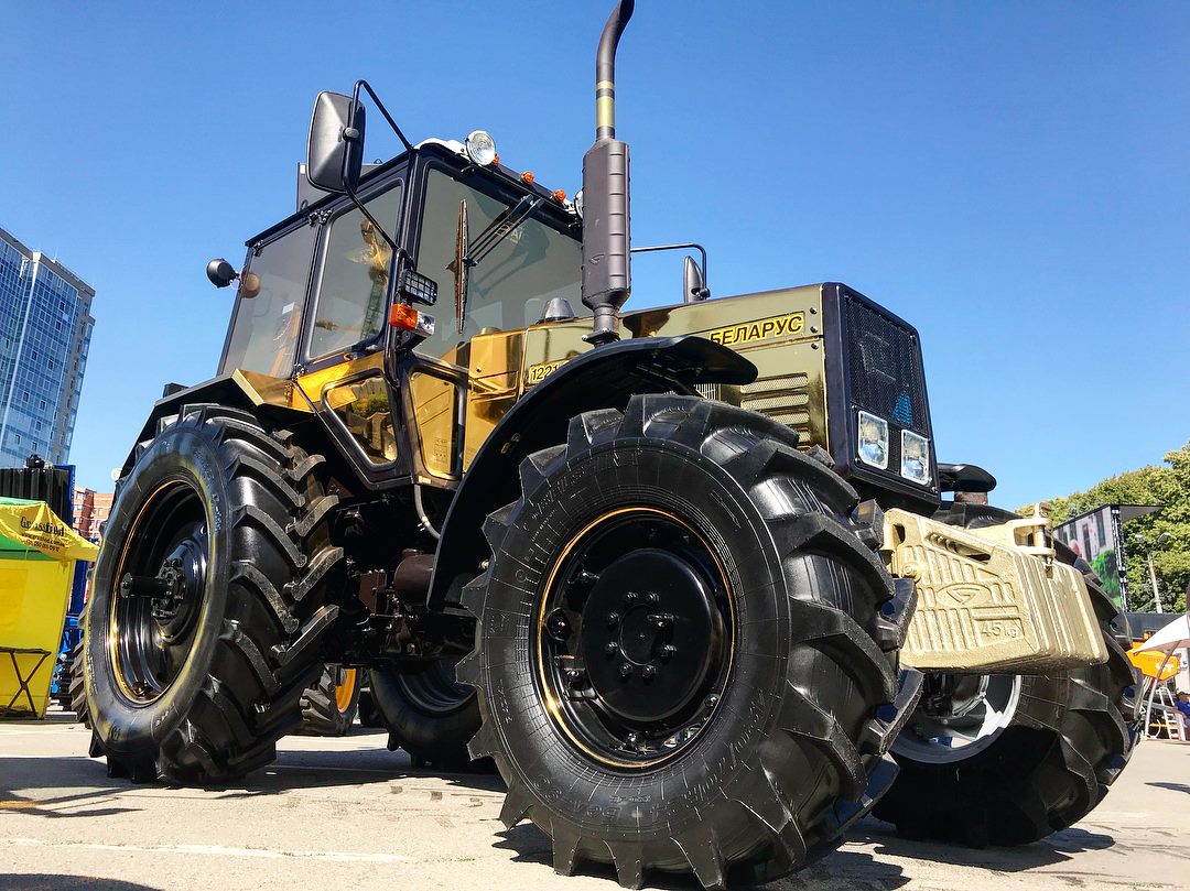 "Багатий фермер чи гламурний тракторист?" Позолочений "Беларус" потішив українців (фото)