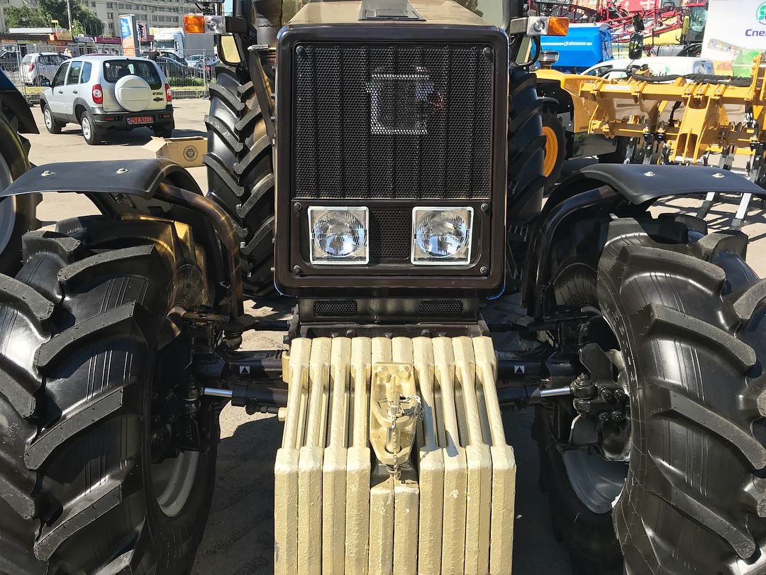 "Багатий фермер чи гламурний тракторист?" Позолочений "Беларус" потішив українців (фото)