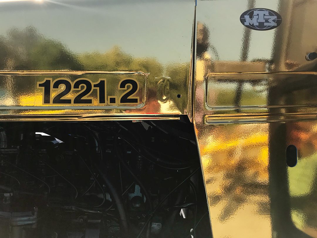 "Багатий фермер чи гламурний тракторист?" Позолочений "Беларус" потішив українців (фото)