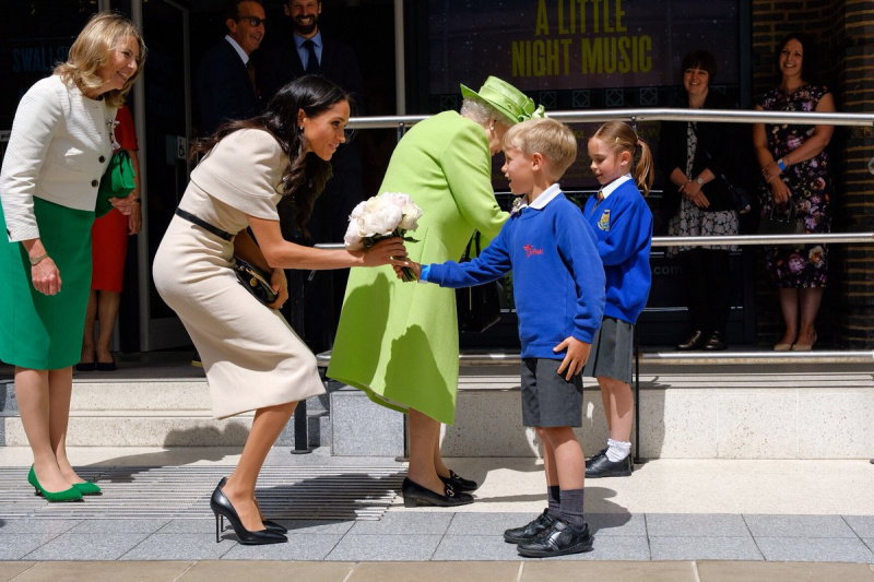 Впервые без принца Гарри: Меган Маркл вышла в свет с королевой Елизаветой II (фото и видео)