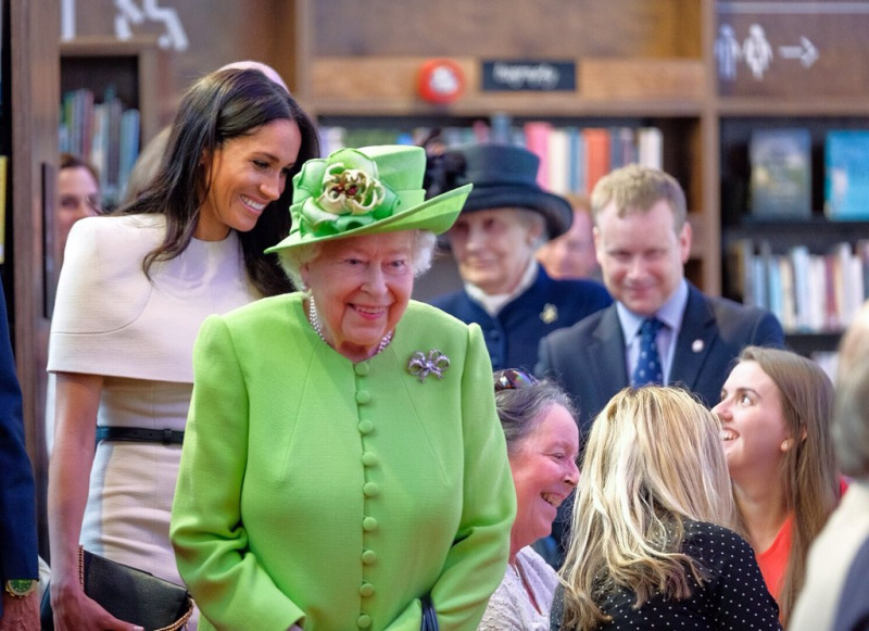 Впервые без принца Гарри: Меган Маркл вышла в свет с королевой Елизаветой II (фото и видео)