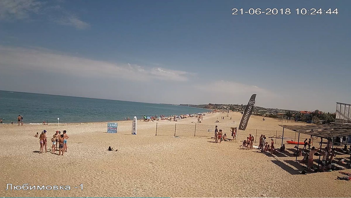 "Все на тренировке": в сети показали свежие фото безлюдных пляжей в Крыму