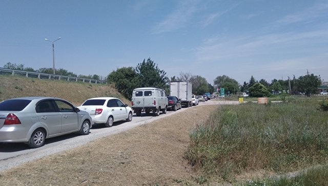 "Ждать нужно два часа": жители оккупированного Крыма стоят в очередях за дефицитным продуктом (фото)