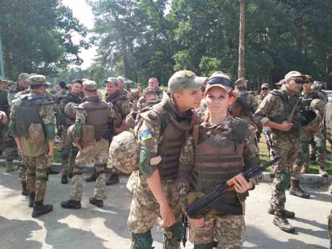 "Чоловіку 21 рік, а дружині - 20": фото юних захисників України зворушило мережу